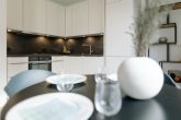 Neubaugebiet Buxtehude moderne 2-Zimmer-Wohnung bezugsfertig September 2023 - Esstisch & Einbauküche in der Musterwohnung